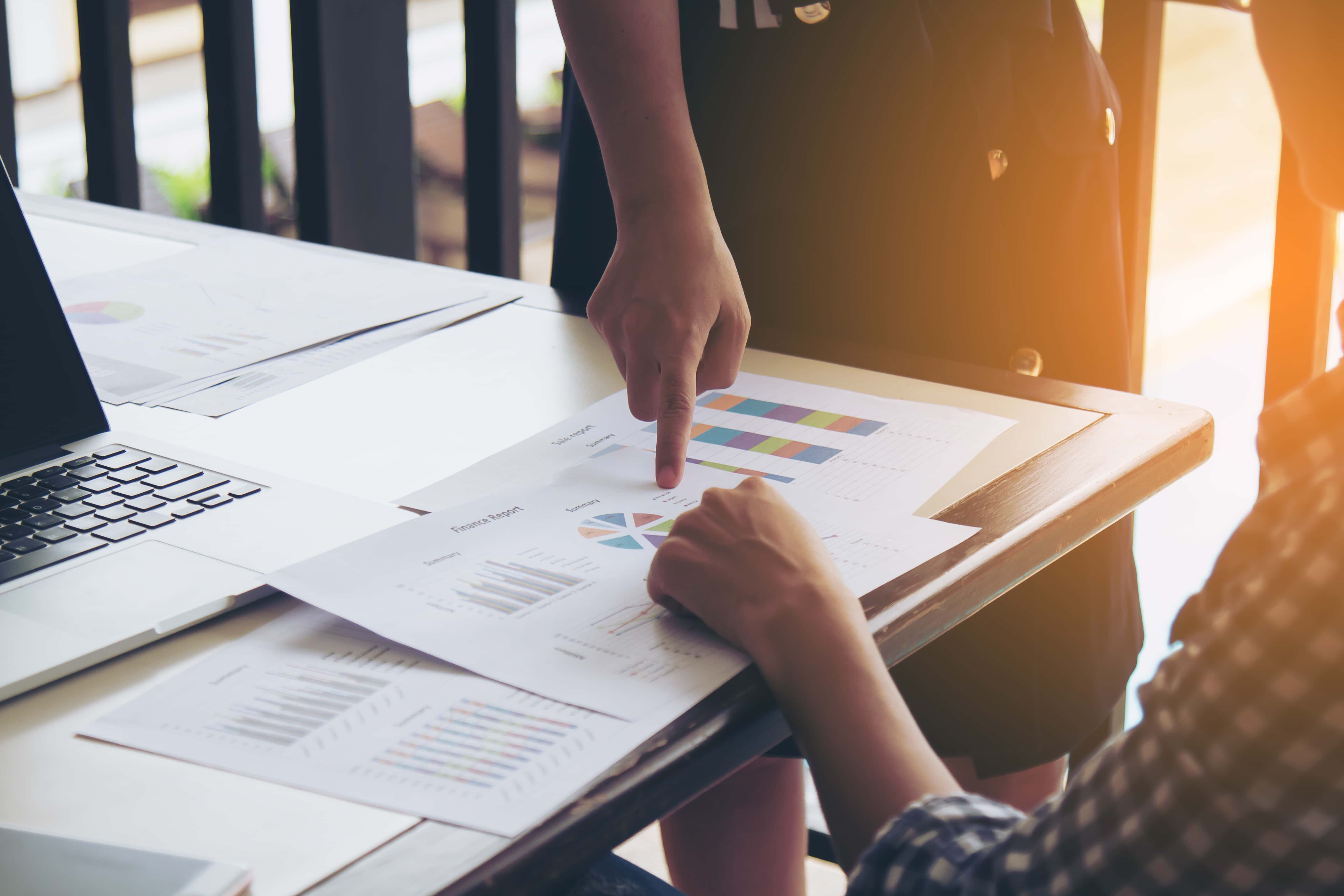 Oficina moderna con asesor sentado frente a un emprendedor, revisando documentos sobre asesoría en Salamanca para negocios